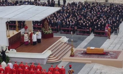 Funerali Benedetto XVI, il coro dei fedeli: "Santo subito"