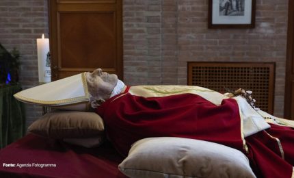 Benedetto XVI, la salma a San Pietro: visita di Mattarella e Meloni