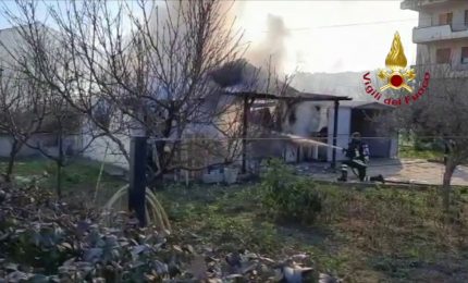 Incendio in un garage nel pescarese, le immagini