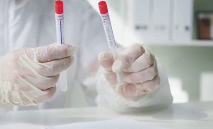 Lotta al Covid, isolamento breve ma 10 giorni con la Ffp2