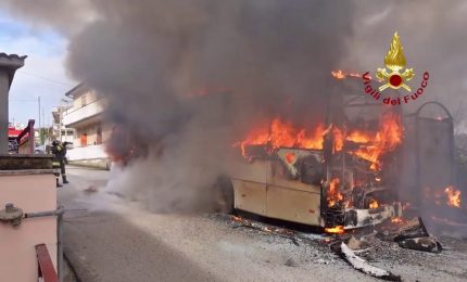 Paura per bus in fiamme ad Avellino, illesi i passeggeri