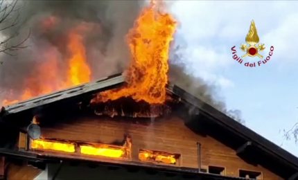 In fiamme il tetto di un edificio nel vercellese, le immagini