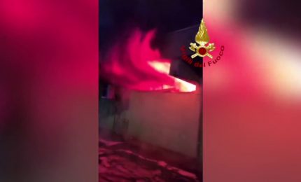 Incendio in un centro commerciale a Castel Romano