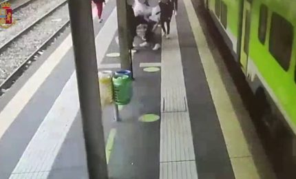 Seregno, 15enne spinto sotto un treno. Le drammatiche immagini