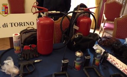 No Vax: Imbrattavano muri Torino, sei fermati