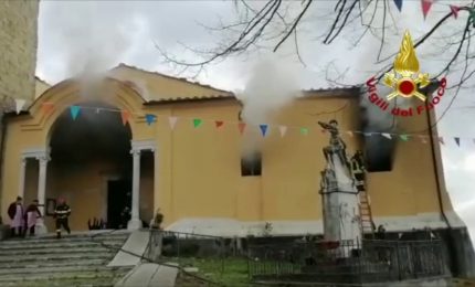 Brucia una chiesa in Toscana, le immagini