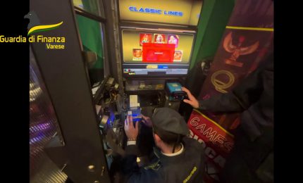 Teneva incassi delle slot machine, denunciato gestore a Varese