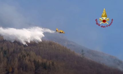 Due canadair in azione per incendio boschivo sul Monteossolano