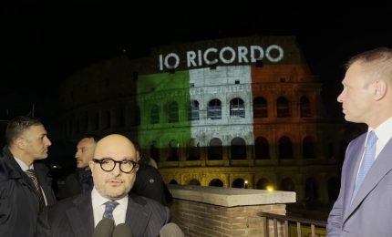 Foibe, Sangiuliano e Lollobrigida al Colosseo "vestito" con Tricolore