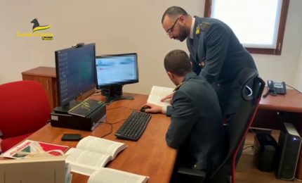 Finto cieco scoperto alla guida dell'auto