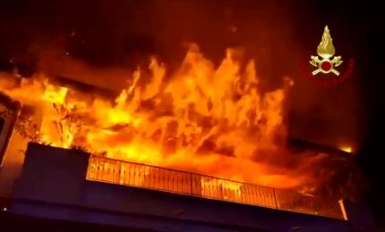 Brucia villetta nel Milanese, in salvo famiglia con bimbo di 7 mesi