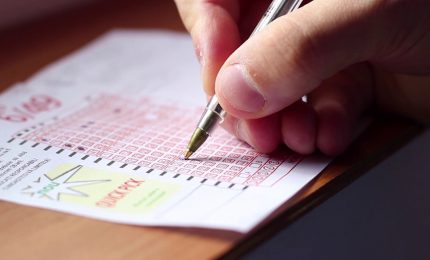 Superenalotto, centrato il 6 dei record, in 90 si dividono 371 milioni