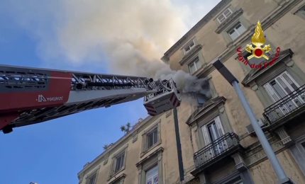 Incendio in un appartamento a Napoli, soccorse tre persone