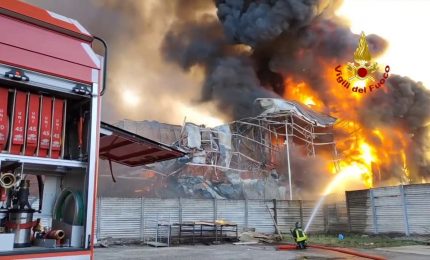 Un incendio devasta un salumificio a Verona