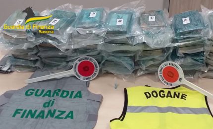 Maxi sequestro di cocaina nascosta tra le banane a Vado Ligure