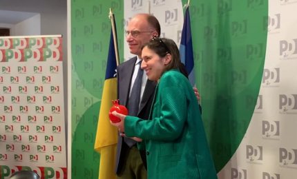 Pd, per il passaggio di consegne Letta regala a Schlein un melograno