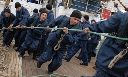 La Ue controlla minuziosamente se i lavoratori filippini sono in regola mentre ignora i diritti negati ai marittimi italiani