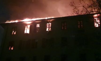 Un incendio devasta un palazzo a Genova, 96 evacuati