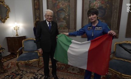 Cristoforetti restituisce a Mattarella tricolore portato nello spazio