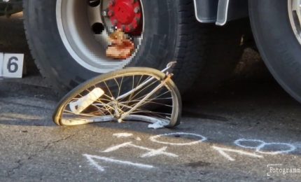 Donna in bicicletta muore a Milano travolta da un tir, le immagini