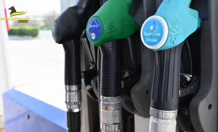 Distributore truffava automobilisti con colonnine truccate