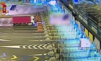 Tamponamento mortale al casello, le immagini del tremendo impatto