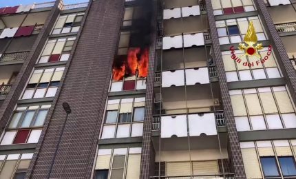 Fiamme in un appartamento a Lecce, i Vigili del Fuoco salvano anziana