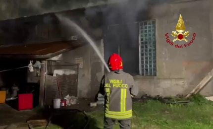 Pescara, incendio distrugge una struttura abbandonata