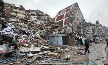 Terremoto in Turchia e Siria: si parla di oltre 20 mila morti. La Ue accoglierà i migranti bloccati al confine turco?/ MATTINALE 929