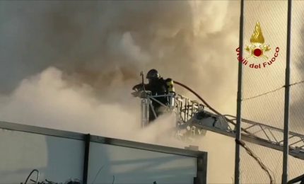 Materiale plastico in fiamme in un'azienda per il riciclo nel modenese