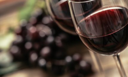 Due bicchieri al giorno di vino (meglio se rosso) riducono del 50% il rischio di patologie vascolari
