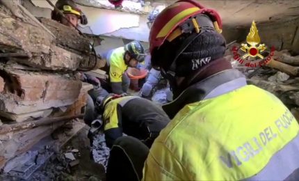 Sisma Turchia, immagini del salvataggio di 2 giovani sotto le macerie