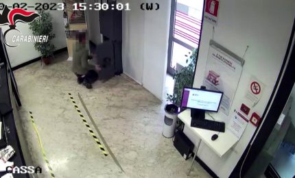 Arrestati dopo rapina in banca nel trapanese, le immagini  del colpo