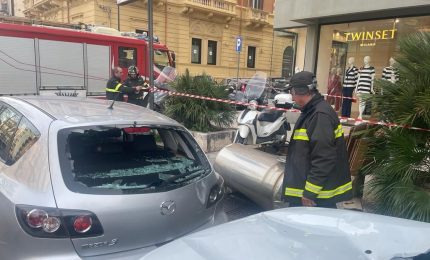 Sfiorata tragedia a Palermo, boiler vola da palazzo e danneggia auto