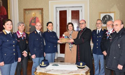 La Polizia consegna al Vescovo di Ragusa l’Olio del Giardino della memoria