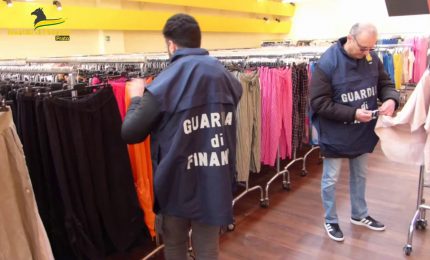 Fiamme Gialle sequestrano 100 mila capi di abbigliamento