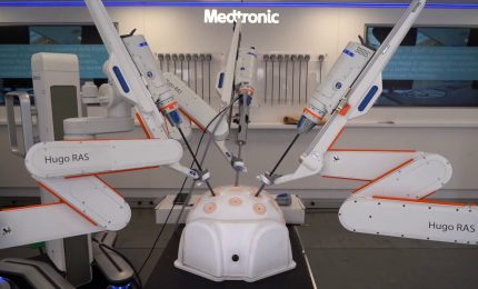 Puglia, Emiliano "Robot all'ospedale Miulli consentir&agrave; calo costi"