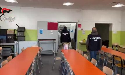 Controlli nelle mense scolastiche, irregolarit&agrave; in una cucina su tre