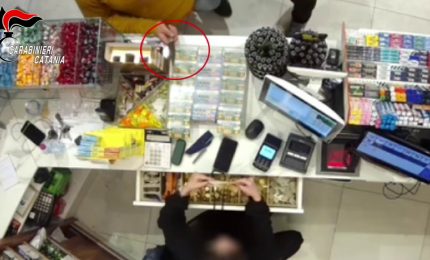 Rapina tabaccheria nel catanese e viene subito arrestato, le immagini