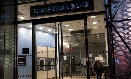 Ormai è panico generale: in America i cittadini si catapultano nelle sedi delle banche per ritirare i risparmi/ MATTINALE 860
