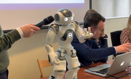 Alla Cattolica il robot Nao interagisce con l'uomo grazie a ChatGPT