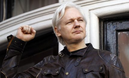Onore a Julian Assange il giornalista che ha sputtanato l'Occidente che "esporta democrazia" con le bombe