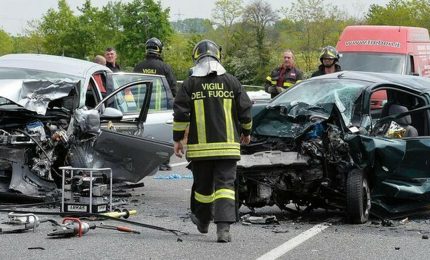In aumento gli incidenti stradali: c'entrano forse le strade dissestate e i telefoni cellulari?