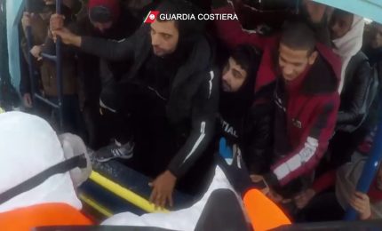 Tratti in salvo 295 migranti al largo della costa jonica calabrese