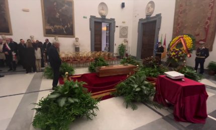 L'addio a Gianni Min&agrave;, l'arrivo del feretro alla camera ardente