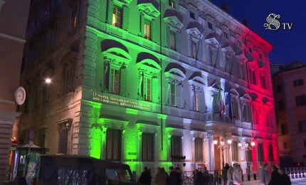Unit&agrave; d'Italia, la facciata di Palazzo Madama illuminata col tricolore