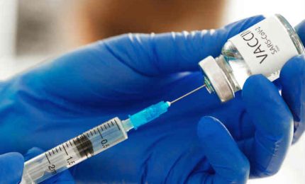 Una su 10 mila persone vaccinate contro il Covid ha avuto "effetti avversi debilitanti"