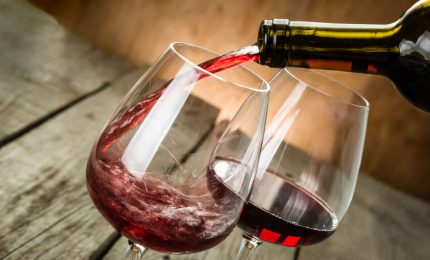 Uva da vino a prezzi stracciati e cantine con il vino invenduto mentre la Regione siciliana si trastulla tra chiacchiere & cucchiteddri 'i lignu!/  MATTINALE 876