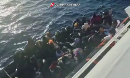 Barchino migranti affonda a Lampedusa, le immagini del salvataggio