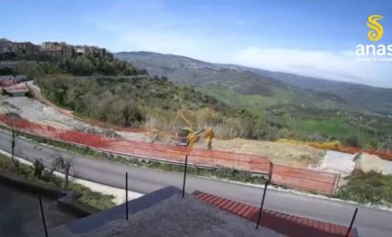 Demolizione vecchio viadotto lungo statale in provincia di Benevento